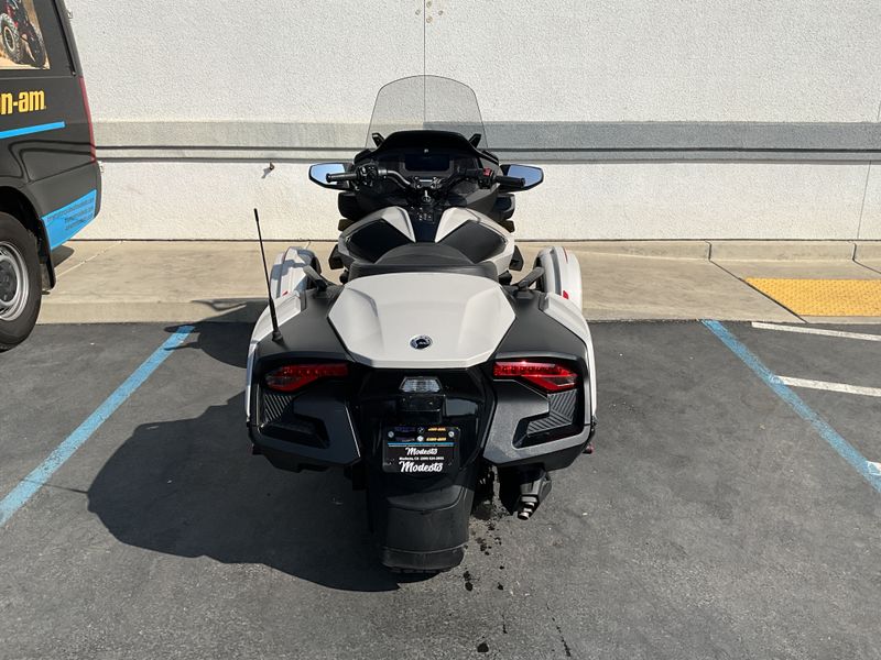 2020 Can-Am SPYDER RT LIMITED SE6 in a GREY/BLK exterior color. BMW Motorcycles of Modesto 209-524-2955 bmwmotorcyclesofmodesto.com 