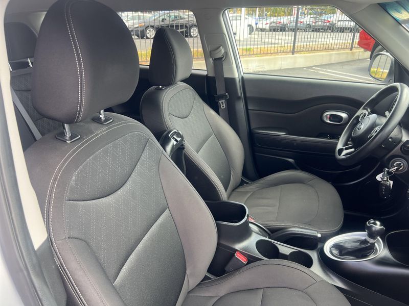 2016 Kia Soul BaseImage 21