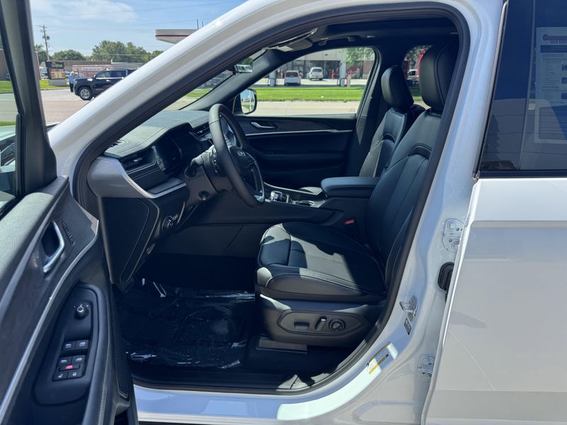 New 2025 Jeep Grand Cherokee L LimitedImage 9