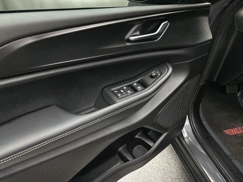 Used 2025 Jeep Grand Cherokee Altitude XImage 3