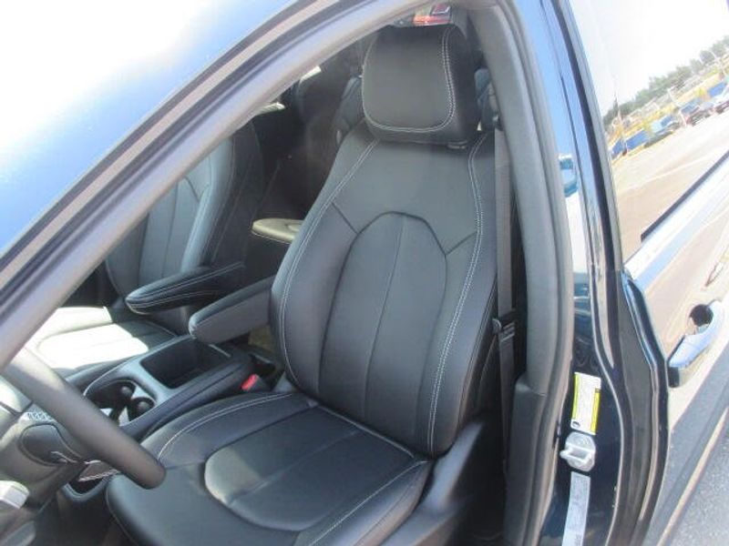 New 2025 Chrysler Pacifica SelectImage 14