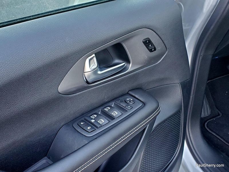 New 2026 Chrysler Pacifica Select