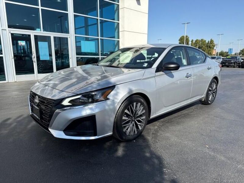 2024 Nissan Altima 2.5 SV photo 4