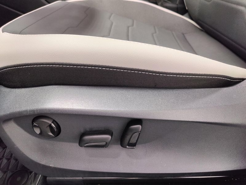 Used 2025 Volkswagen Taos SE AWD w/SunroofImage 15