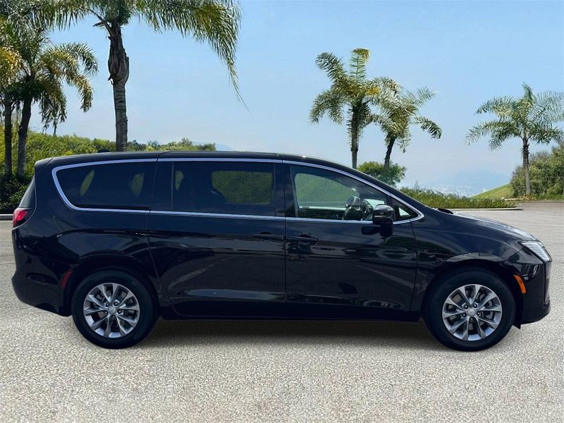New 2027 Chrysler Pacifica Select Awd
