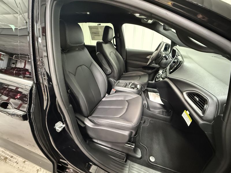 New 2027 Chrysler Pacifica SelectImage 9