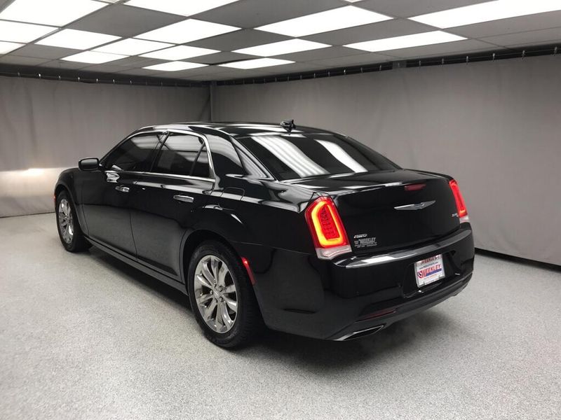 Used 2016 Chrysler 300C 300CImage 2
