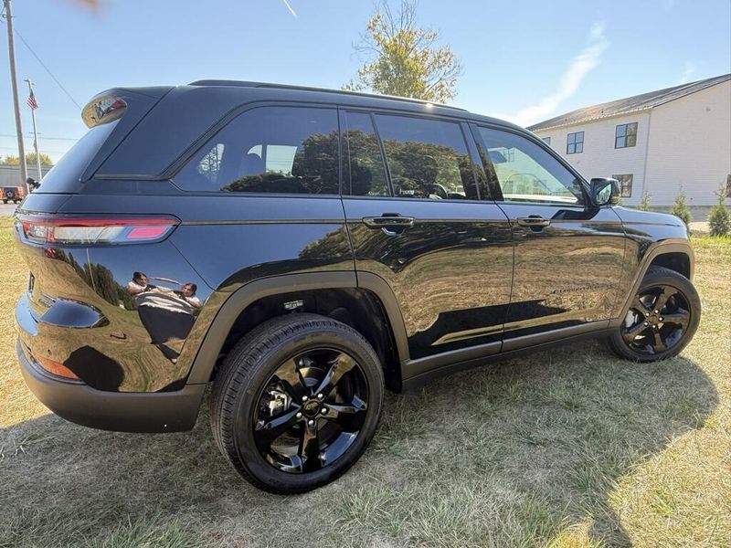 2025 Jeep Grand Cherokee Limited photo 3
