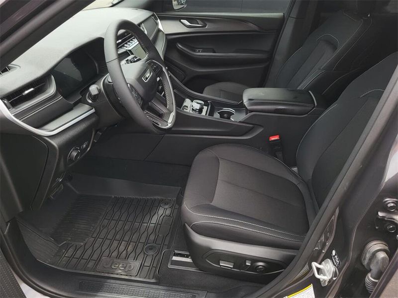 2025 Jeep Grand Cherokee LaredoImage 27