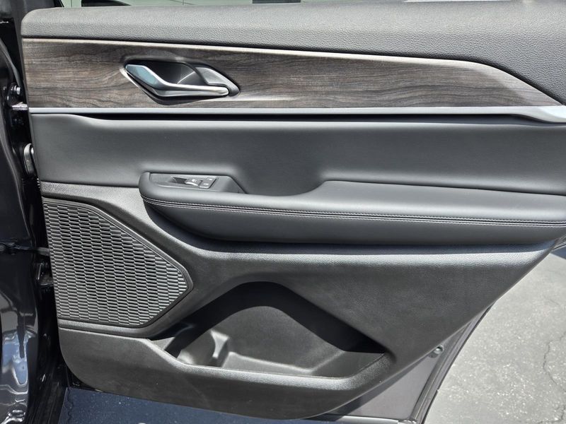 New 2026 Jeep Grand Cherokee L Laredo Altitude 4x2
