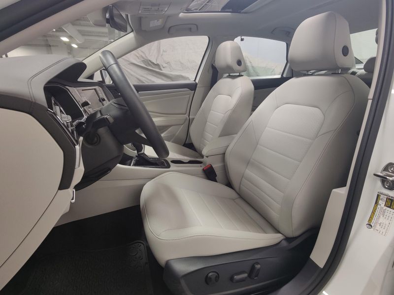 Used 2024 Volkswagen Jetta SE w/SunroofImage 12