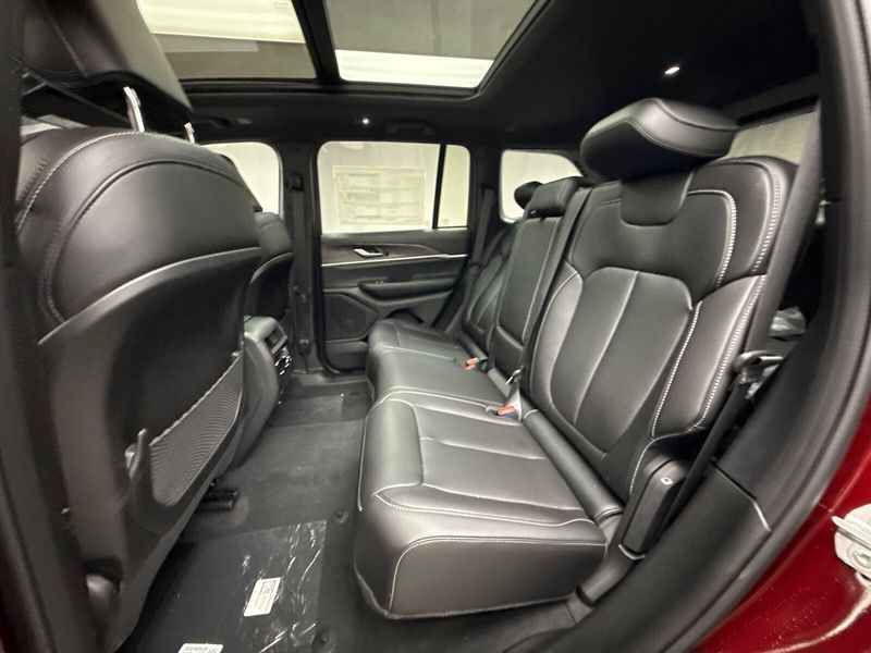 New 2025 Jeep Grand Cherokee Limited 4x4Image 18