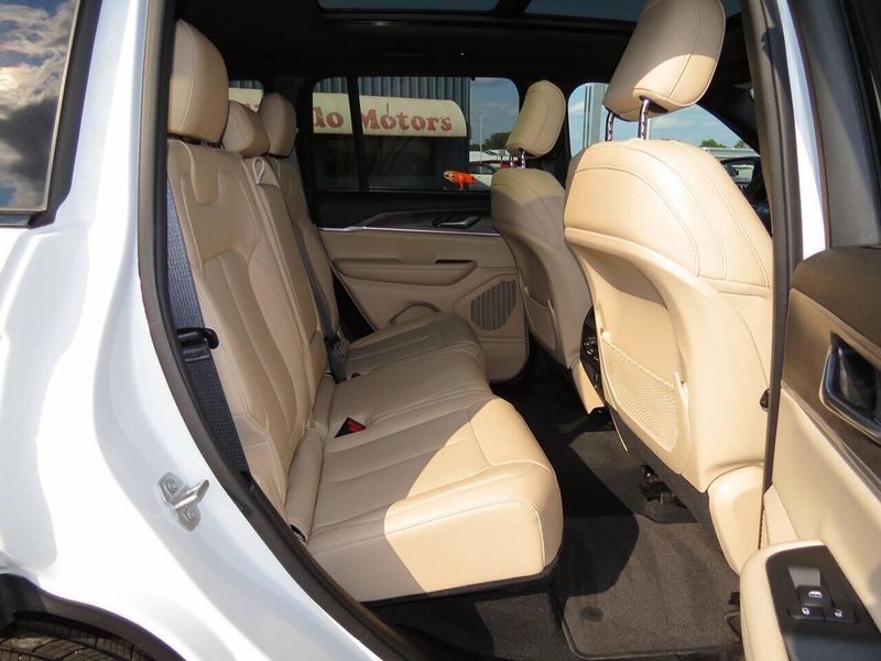 Used 2024 Jeep Grand Cherokee Limited 4x4 4dr SUVImage 19