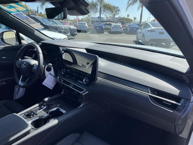 2025 Lexus RX 450h+ LuxuryImage 30