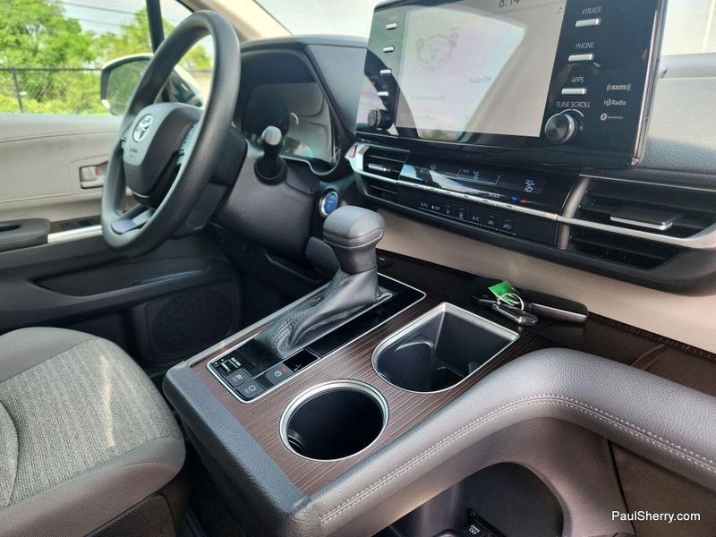 2022 Toyota Sienna Hybrid LEImage 52
