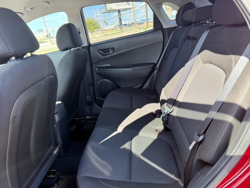 2022 Hyundai Kona SEL photo 9