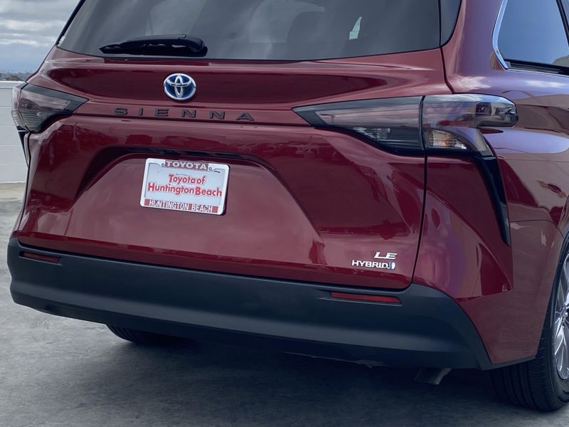 2024 Toyota Sienna LEImage 5