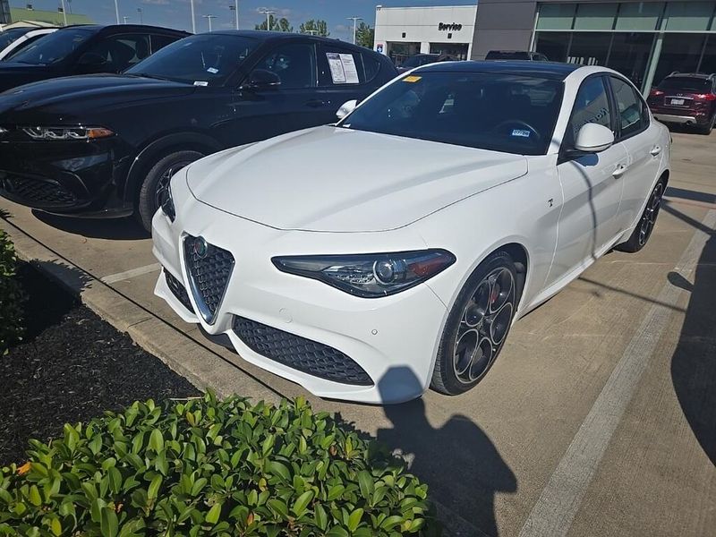 Used 2022 Alfa Romeo Giulia TiImage 1