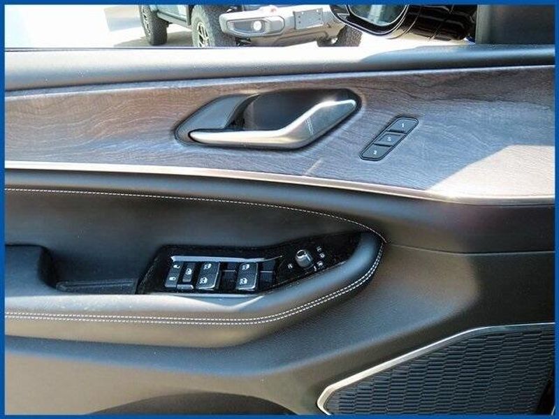Used 2022 Jeep Grand Cherokee OverlandImage 12