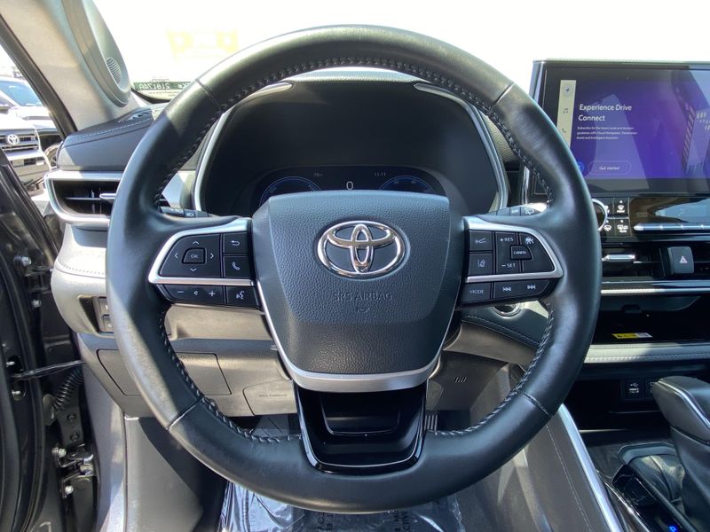Used 2023 Toyota Highlander PlatinumImage 27