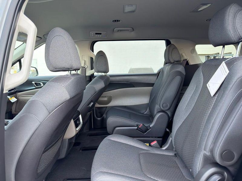 New 2027 Kia Carnival LXImage 14