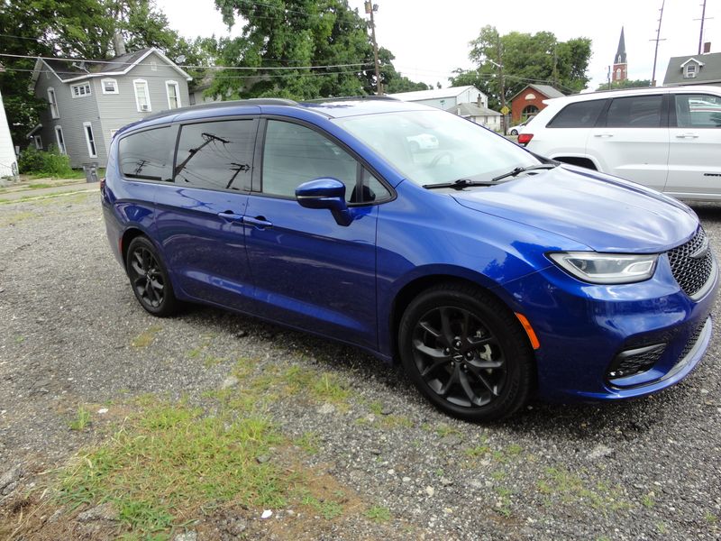 2021 Chrysler Pacifica Image 1