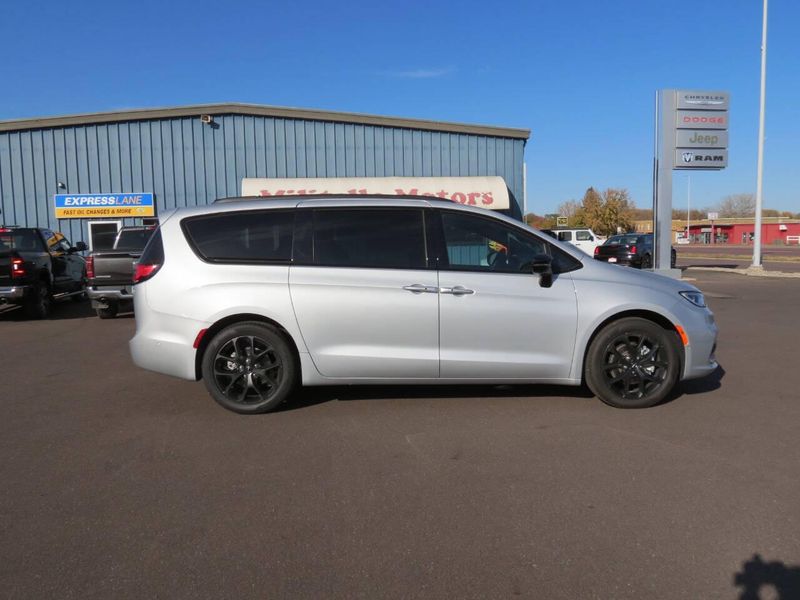 2024 Chrysler Pacifica Touring LImage 1