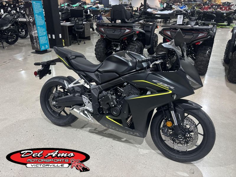 New 2026 Honda CBR650R E-CLUTCH Image 1