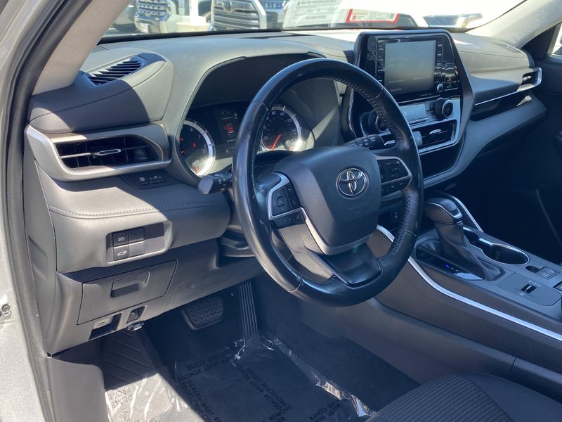 Used 2022 Toyota Highlander LEImage 15