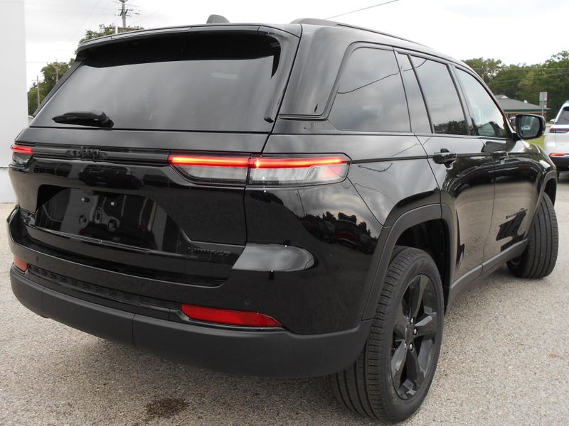 New 2025 Jeep Grand Cherokee Limited 4x4Image 32