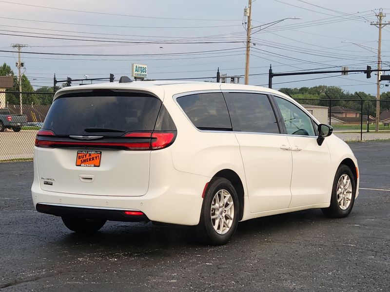 Used 2025 Chrysler Pacifica Select