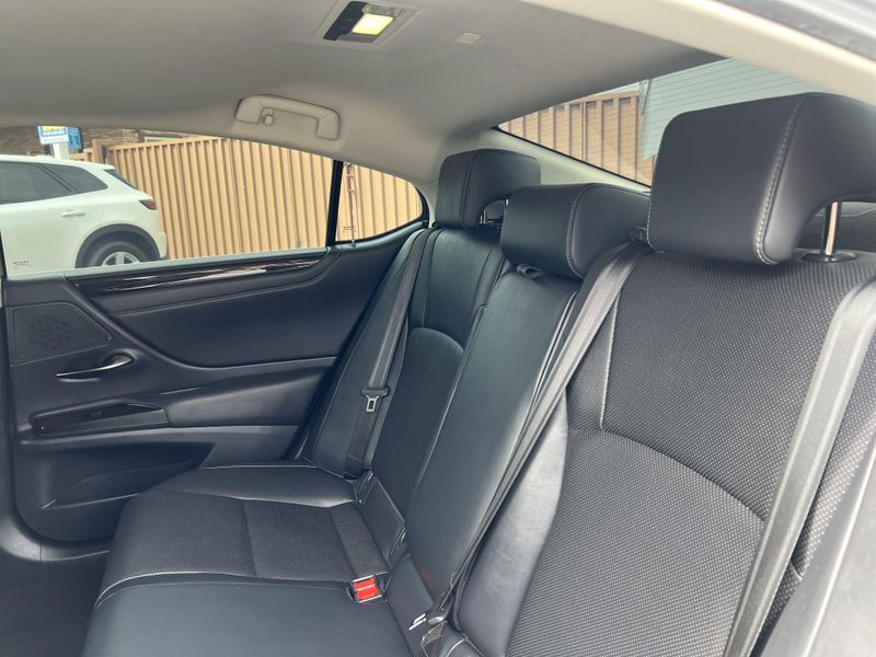 2019 Lexus ES 300hImage 18