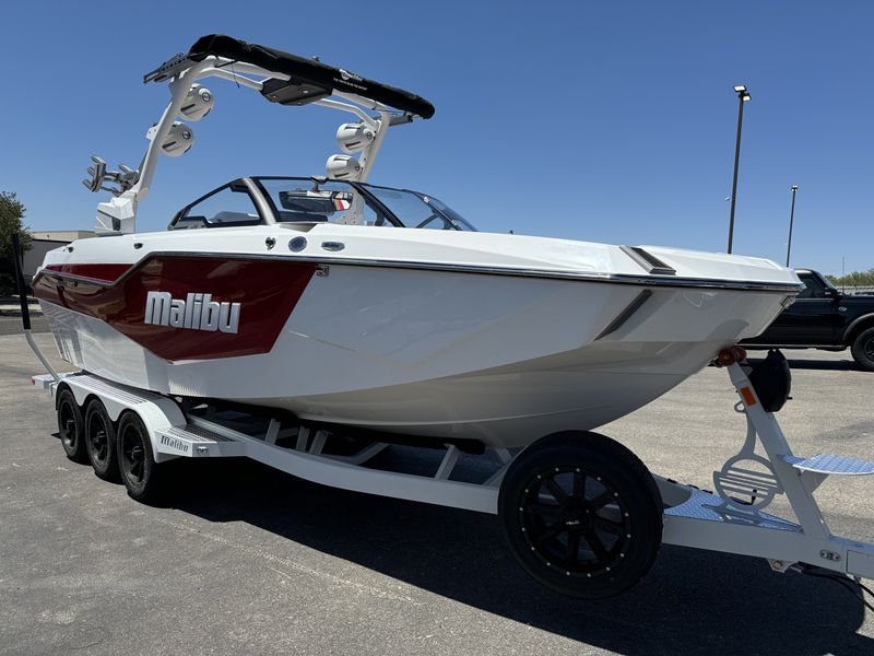 2025 MALIBU WAKESETTER M42 WHITE Image 4