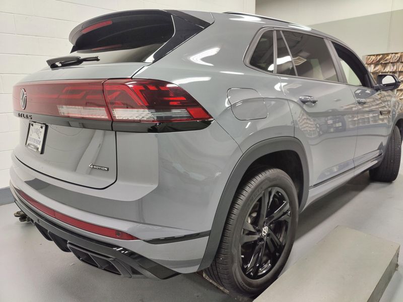 Used 2025 Volkswagen Atlas Cross Sport SEL R-Line Black AWD w/Sunroof/NavImage 12