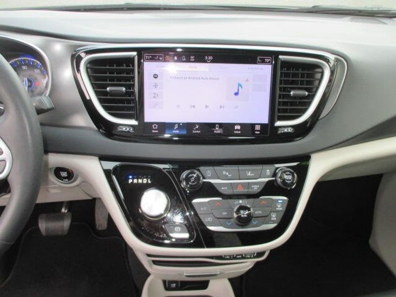 Used 2024 Chrysler Pacifica Touring LImage 19