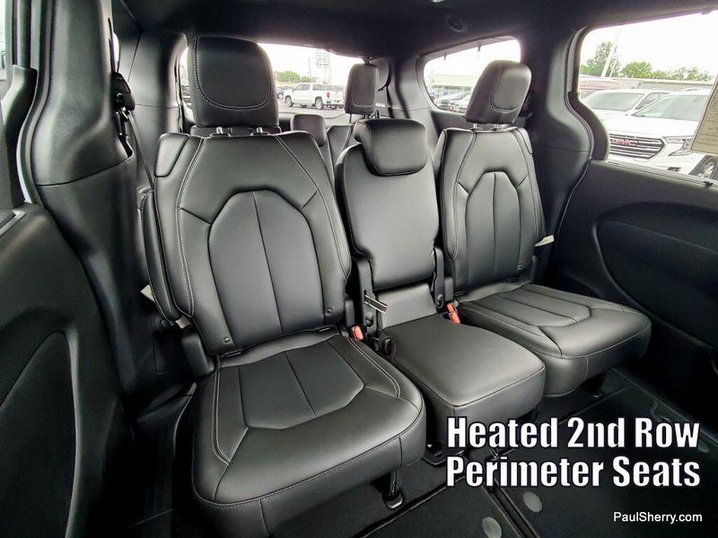New 2025 Chrysler Pacifica SelectImage 4