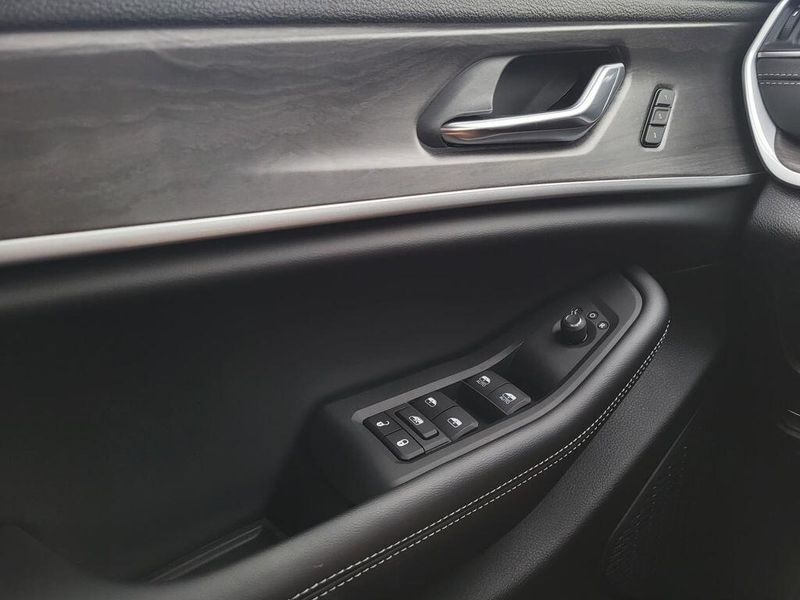 New 2025 Jeep Grand Cherokee L Limited 4x4Image 26