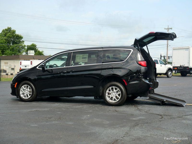 New 2025 Chrysler Voyager LXImage 6