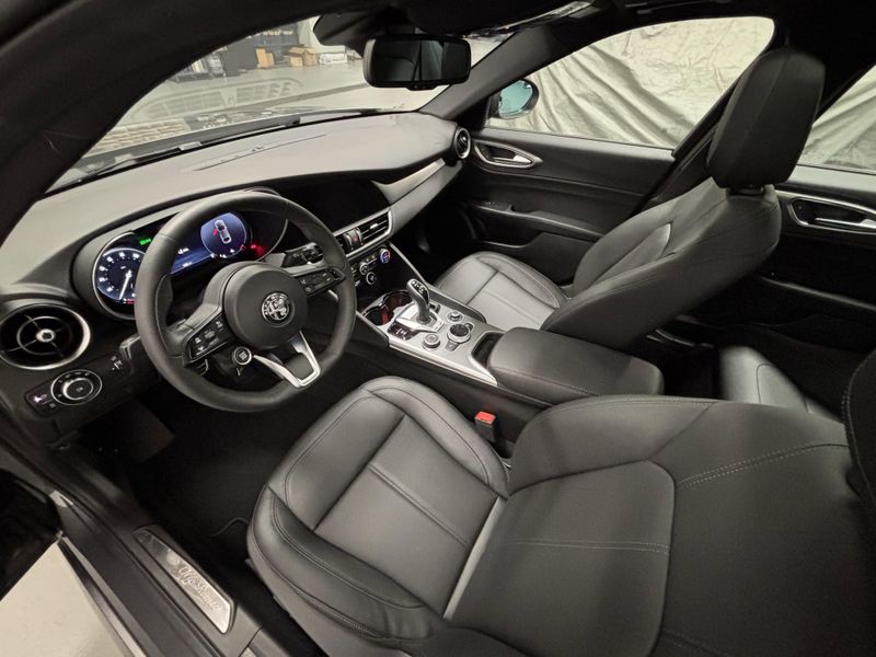 2024 Alfa Romeo Giulia Ti Q4 AWD w/Sunroof/Nav/Activ AsstImage 5