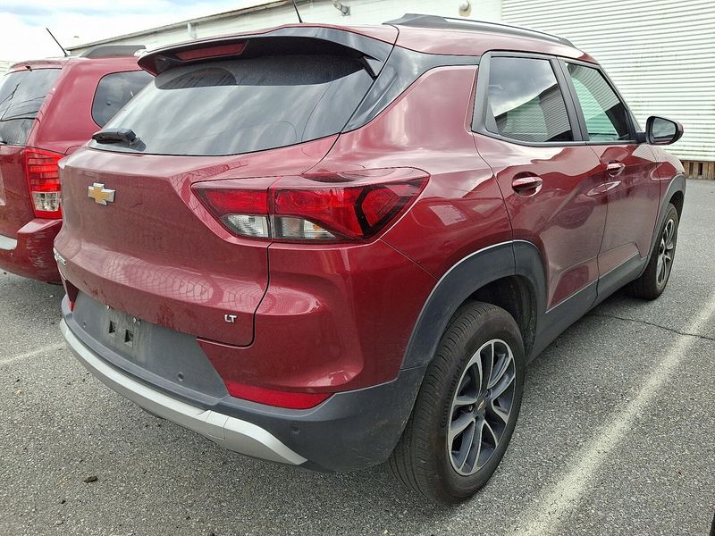 2024 Chevrolet Trailblazer LT photo 2