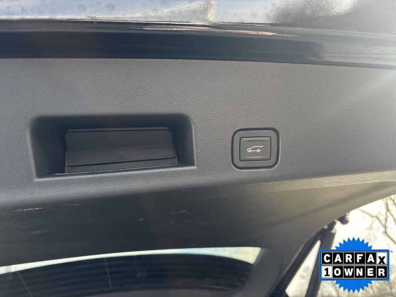 Used 2025 GMC Acadia FWD ElevationImage 9