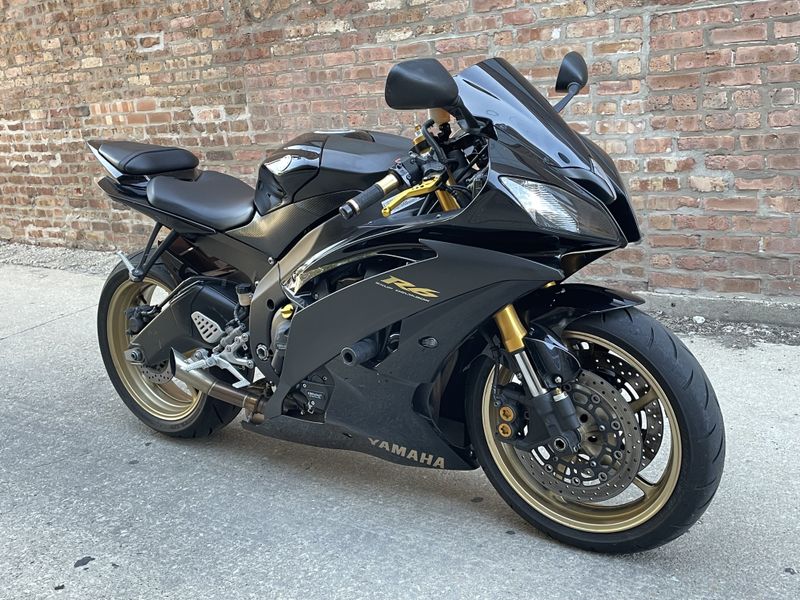 2009 Yamaha YZF R6 in a black gold exterior color. Motoworks Chicago 312-738-4269 motoworkschicago.com 