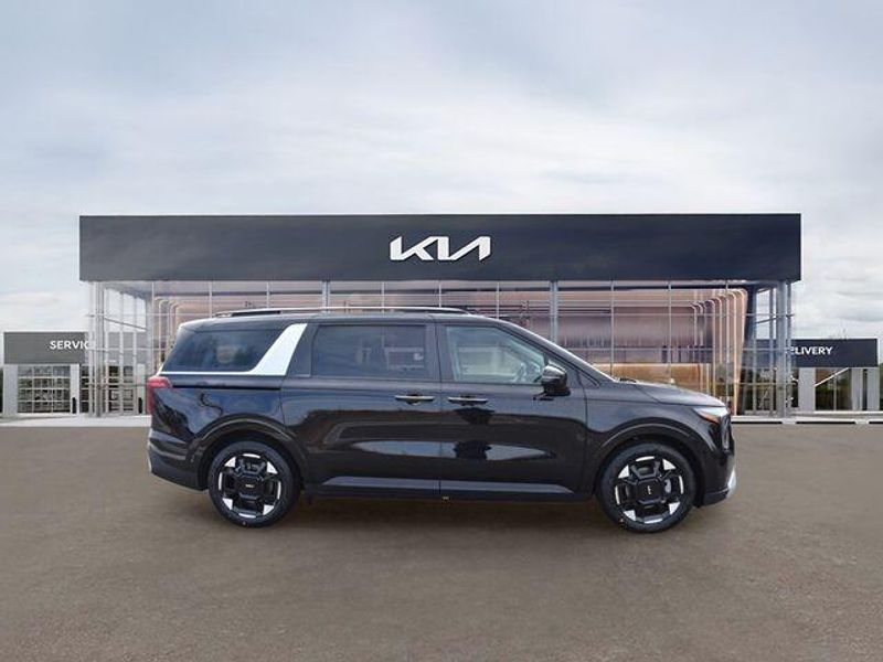 New 2026 Kia Carnival EXImage 2