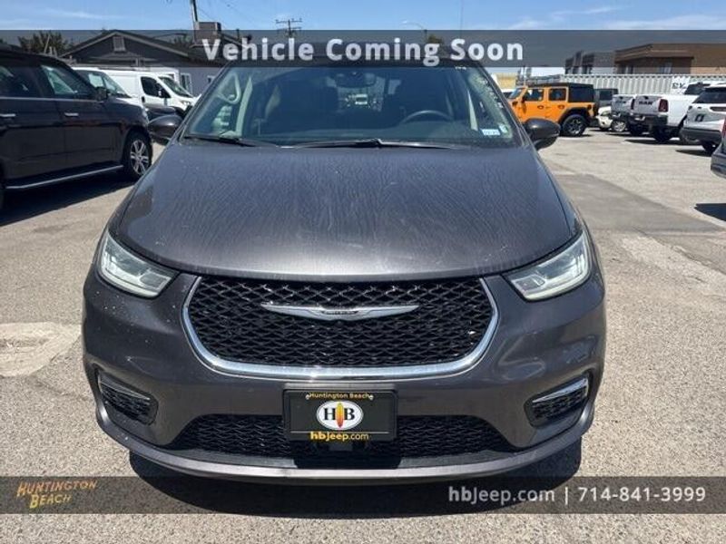 2023 Chrysler Pacifica Touring LImage 2