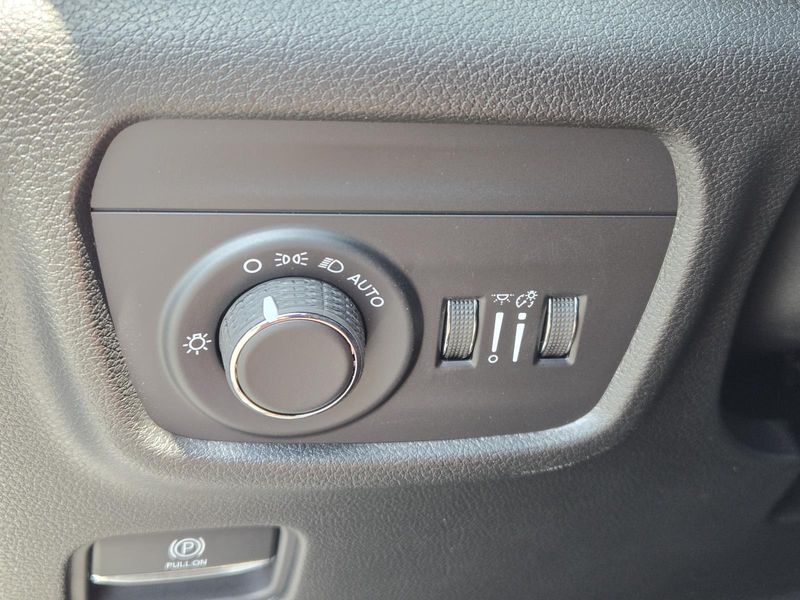 New 2026 Jeep Grand Cherokee Laredo Altitude 4x2