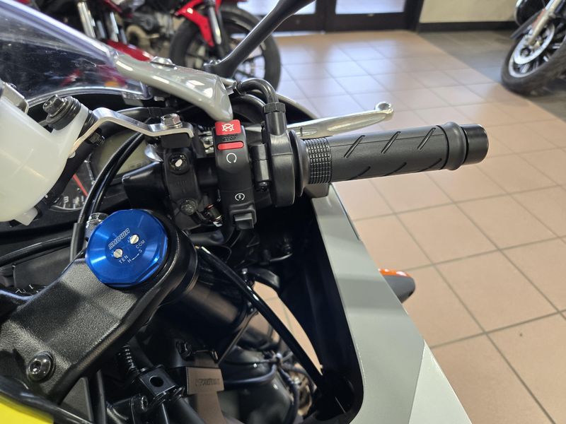 New 2026 Honda CBR600RR DEEP PEARL GRAY Image 13