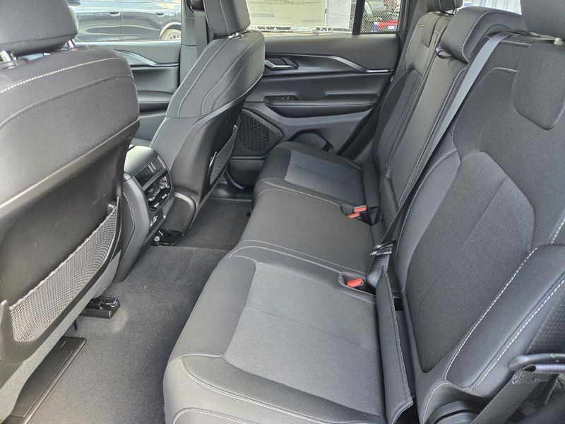 New 2026 Jeep Grand Cherokee Laredo 4x2
