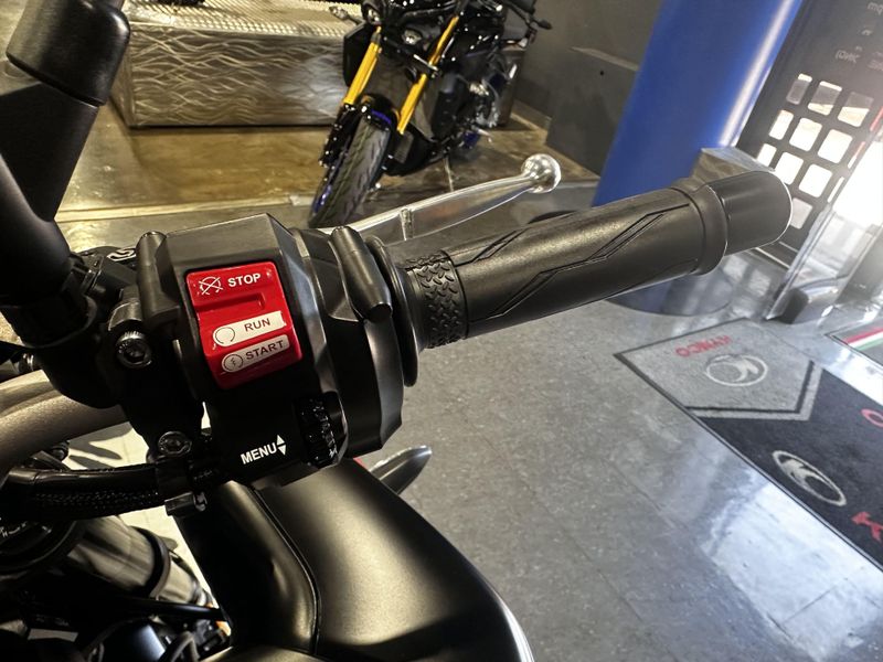 2023 Yamaha MT-10 Image 11