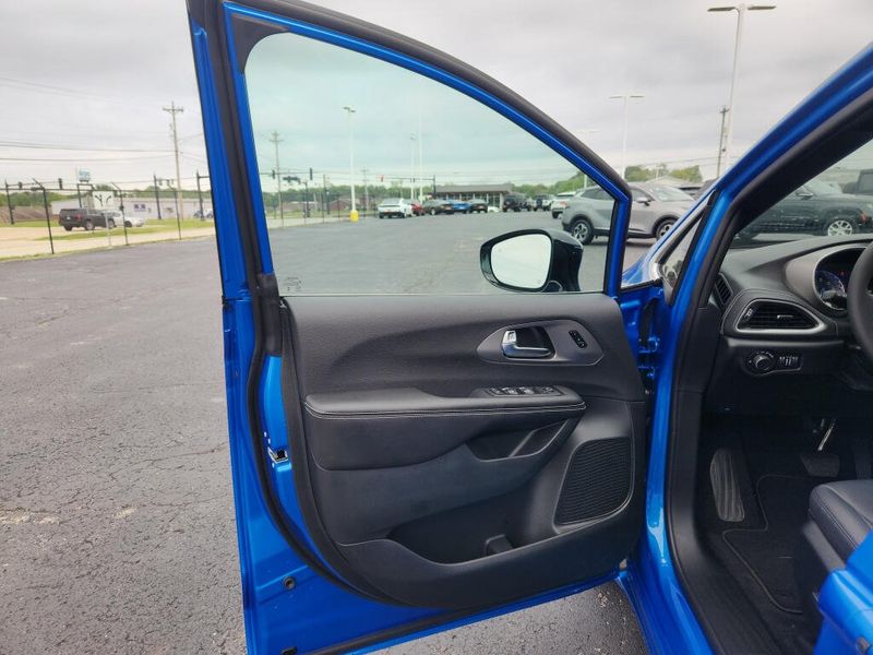 New 2027 Chrysler Pacifica Select