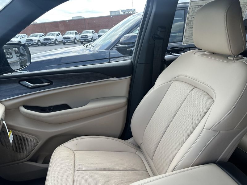 2025 Jeep Grand Cherokee L Limited 4x4Image 30